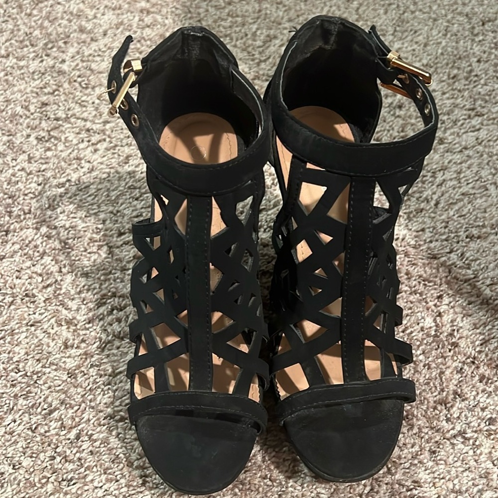 Black wedges